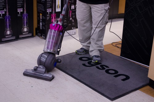 Vacuuming confetti on hard surfaces with DC41